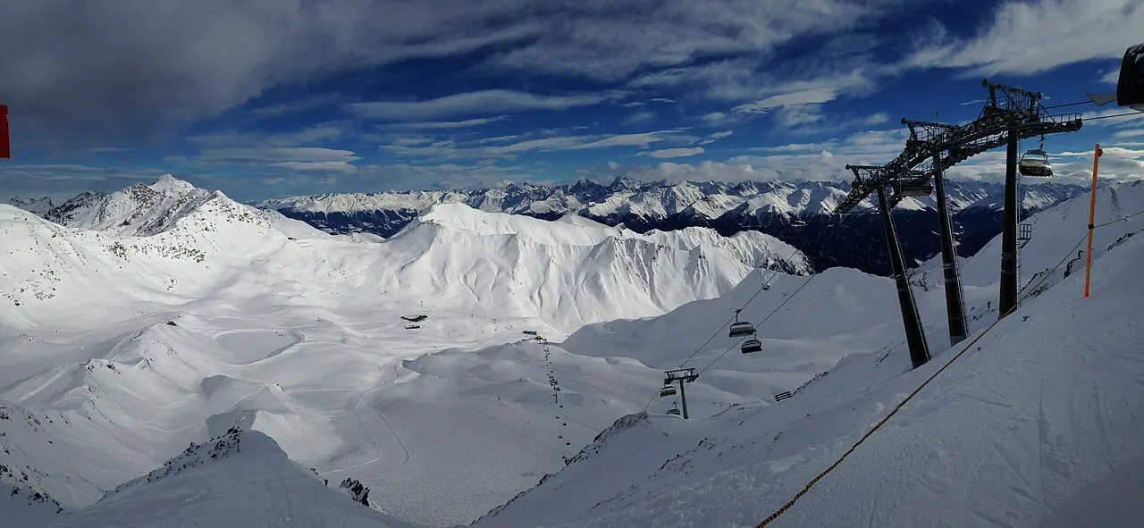 Sicht vom 2828m hohem Masnerkopf in den Masnerkessel. In der Mitte des Bildes erkennt man die Talstationen der Masnerkopfbahn sowie der Arrezjoch. Rechts daneben ist die Masner Ski Hütte zu erkennen.
