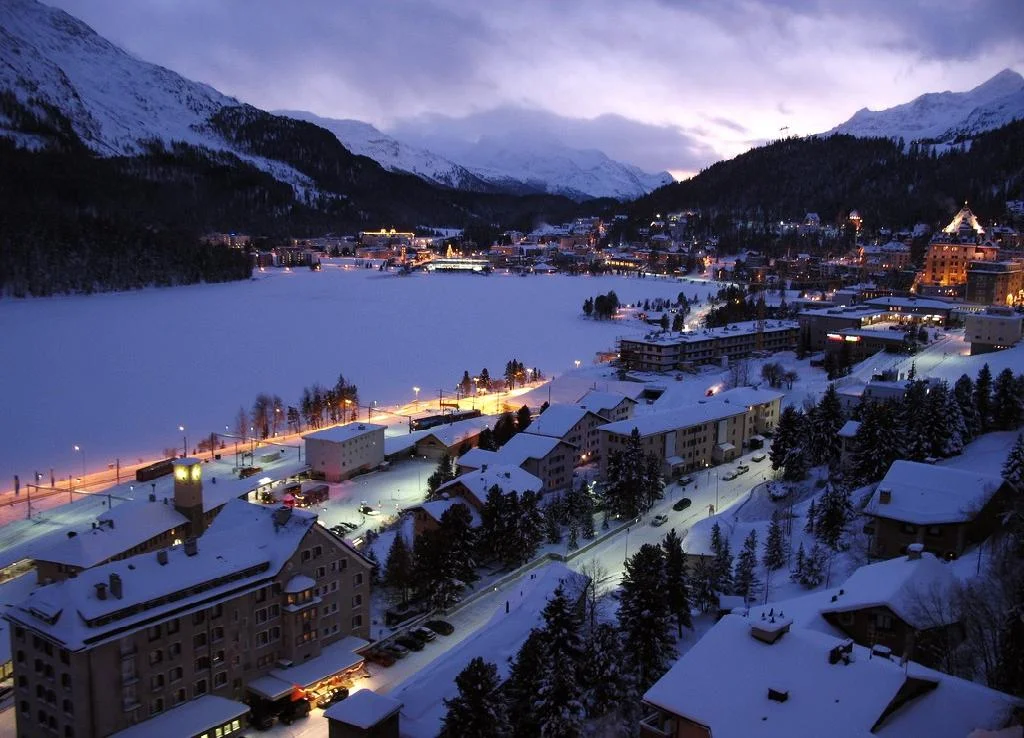 Το St. Moritz και η παγωμένη λίμνη του ένα χειμωνιάτικο βράδυ