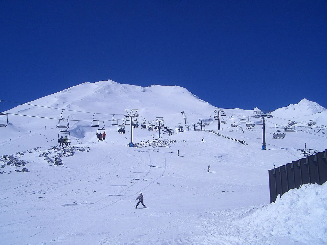 Snowy ski runs and chairlifts at Tūroa on Mount Ruapehu
